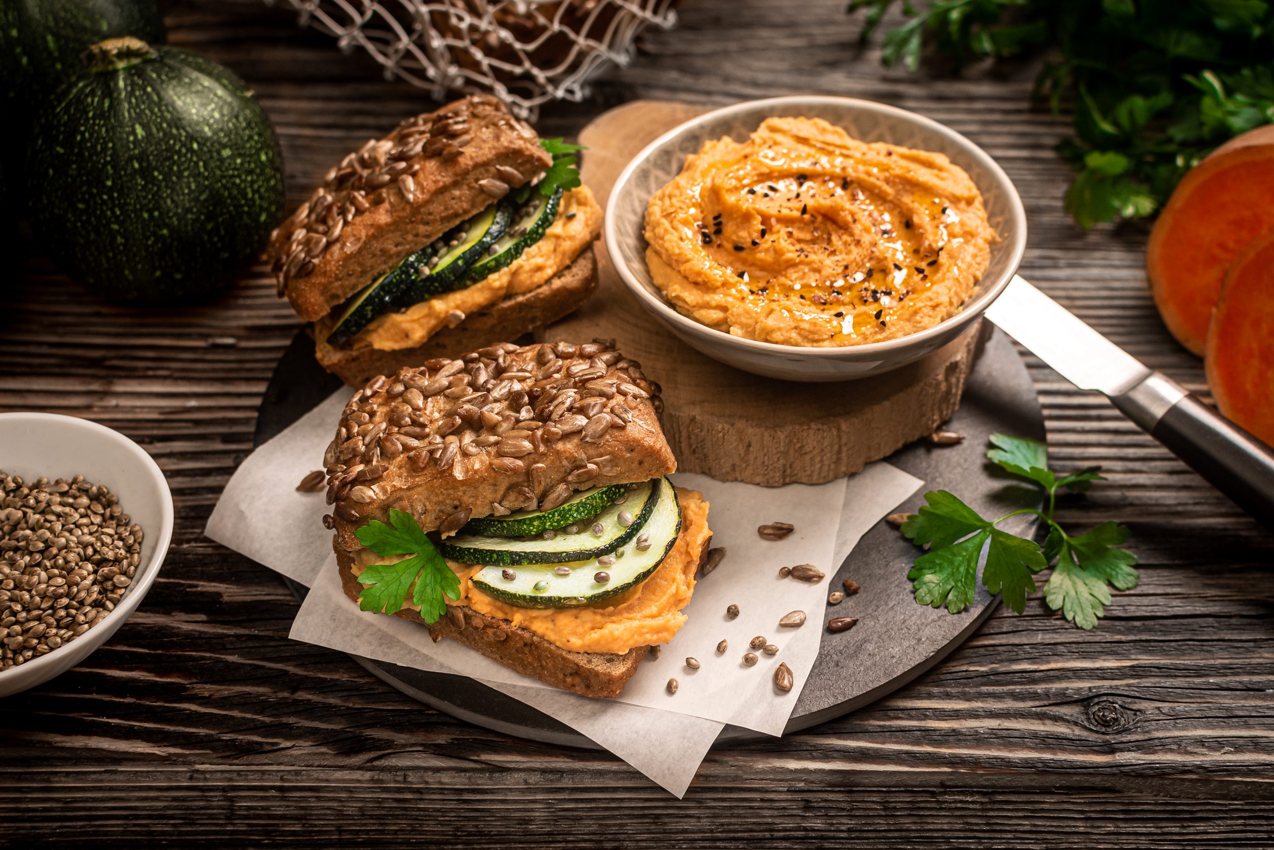 Leckere Fitness-Sandwiches: Bio Proteinbrötchen mit Süßkartoffelhummus ...